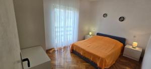 ein kleines Schlafzimmer mit einem Bett und einem Fenster in der Unterkunft Apartments by the sea Mirca, Brac - 5655 in Mirce