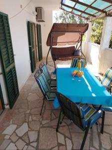 Galeriebild der Unterkunft Apartments by the sea Mirca, Brac - 5655 in Mirce