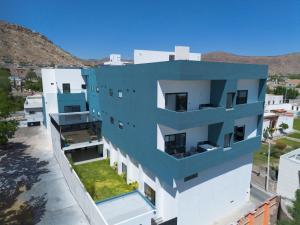 a blue and white building with a yard at Hotel Guiant in Santa María del Río