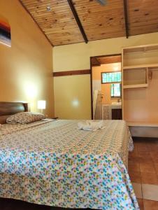 a bedroom with a bed and a mirror at KintsugiKanjiatCocles in Cocles