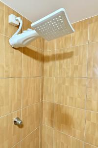 a bathroom with a shower with a basket on the wall at Ap mobiliado proximo ao centro c Ar e Wi-Fi Sem Garagem in Crateús