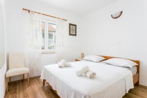 Postel nebo postele na pokoji v ubytování Apartment Postira 2948b