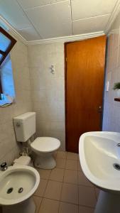 a bathroom with a toilet and a sink at Casa cercana a plaza de Villa de las Rosas con patio y asador in Villa de Las Rosas