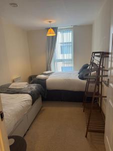 Giường trong phòng chung tại Beautiful 2 bedroom apartment in lawley village