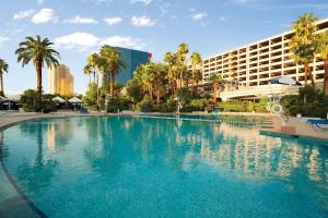 Bazén v ubytování Horseshoe Las Vegas by Suiteness nebo v jeho okolí