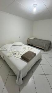 テイシェイラ・デ・フレイタスにあるHotel Monickの部屋にベッドが2つある寝室