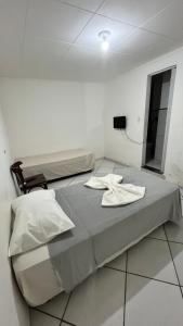 テイシェイラ・デ・フレイタスにあるHotel Monickの病室にはベッド2台と鏡が備わります。