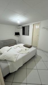 テイシェイラ・デ・フレイタスにあるHotel Monickの部屋にある大きな白いベッドのある寝室