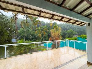 an outdoor balcony with a view of the mountains at House Condominium Pier 51 in Saí