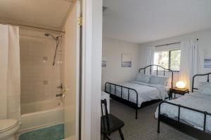 Postel nebo postele na pokoji v ubytování St Augustine Beach & Tennis Resort 520