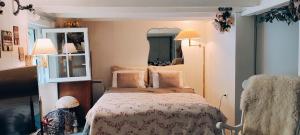 Posteľ alebo postele v izbe v ubytovaní PARIS AUTHENTIC HOUSE studio with green courtyard 12 rue labourse Gentilly 94250