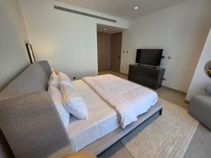 Μια τηλεόραση ή/και κέντρο ψυχαγωγίας στο Sleek 1BR Haven Comfort and Style in Pearlhouse!