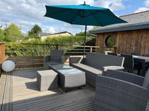 ラ・フレーシュにあるChalet cosy à La Flèche avec terrasse et vue rivière - FR-1-410-424のテーブルと椅子と傘のあるパティオ +10枚の写真