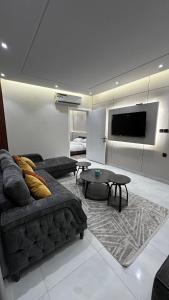 a living room with a couch and a table at غرفة نوم وصالة مودرن بدخول ذاتي in Jeddah