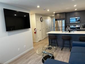 Η κουζίνα ή μικρή κουζίνα στο The Oasis-A New 1 bed suite in Livingston Calgary close to the Airport +3 φωτογραφίες