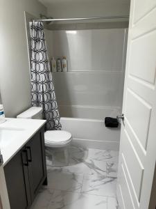 Ένα μπάνιο στο The Oasis-A New 1 bed suite in Livingston Calgary close to the Airport