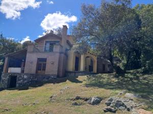 een groot huis bovenop een heuvel bij Lagriega in Cuesta Blanca