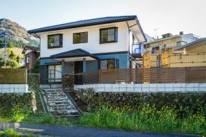 由布市山響Yamahibiki的房屋的一侧设有木栅栏