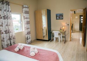 ObligadoにあるApartment mit schöner Aussicht & Komfortのベッドとテーブルと椅子のある寝室