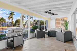 Sân trong/khu vực ngoài trời tại Relaxing Waterfront Retreat Near Downtown with Hot Tub, Kayaks, private Dock and Pets Welcome!
