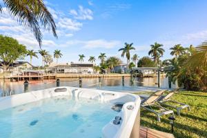 Hồ bơi trong/gần Relaxing Waterfront Retreat Near Downtown with Hot Tub, Kayaks, private Dock and Pets Welcome!