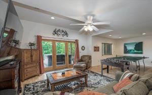 ein Wohnzimmer mit einer Tischtennisplatte in der Unterkunft Lake Views! Hot Tub! Walk to Coffee & Lake Rentals in Thayerville