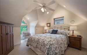 ein Schlafzimmer mit einem Bett und einem Deckenventilator in der Unterkunft Lake Views! Hot Tub! Walk to Coffee & Lake Rentals in Thayerville