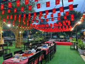 For You Ninh Binh Boutique في نينه بينه: مطعم به فوانيس حمراء وطاولات وكراسي +127 صورة