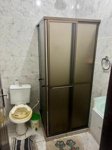 a bathroom with a shower and a toilet in it at Casa no centro de Cabo Frio! in Cabo Frio