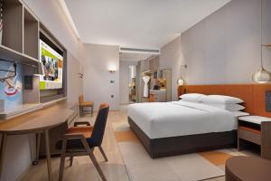 Postel nebo postele na pokoji v ubytování Home2 Suite by Hilton Ningbo Yinzhou