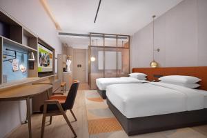 Postel nebo postele na pokoji v ubytování Home2 Suite by Hilton Ningbo Yinzhou