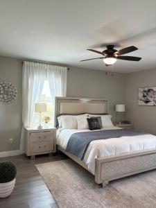 ein Schlafzimmer mit einem Bett und einem Deckenventilator in der Unterkunft Lake Marlin Villa 2 in Port Charlotte