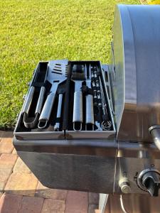 Ein für Gäste verfügbarer Grill in der Villa