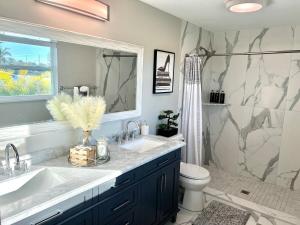 ein Badezimmer mit Waschbecken, Toilette und Dusche in der Unterkunft Lake Marlin Villa 2 in Port Charlotte + 37 Fotos