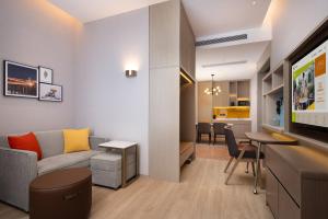 Posezení v ubytování Home2 Suite by Hilton Ningbo Yinzhou