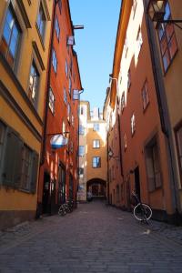 a cobblestone street in an alley between two buildings at Hotell Skeppsbron in Stockholm