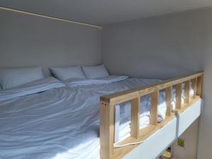 Letto o letti in una camera di 2 rooms for 7, Young House