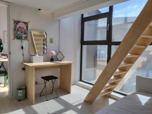 Foto dalla galleria di 2 rooms for 7, Young House a Seul