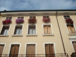 budynek z budkami kwiatowymi na oknach w obiekcie Cristina House w mieście Bassano del Grappa