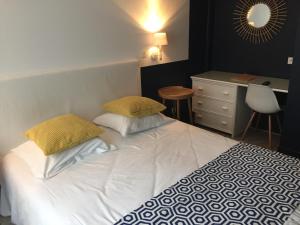 Postel nebo postele na pokoji v ubytování Hôtel-Restaurant Le Flobart
