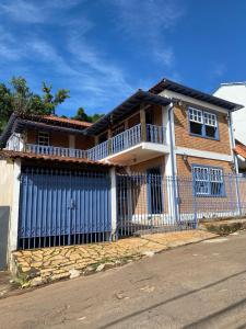 una casa con una recinzione davanti di Casa São José a Tiradentes