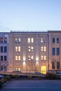 ダニーデンにあるCumberland Street deluxe apartment No4の側面に照明が付いた大きな建物