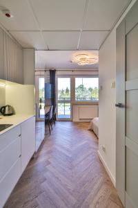 ワルシャワにあるPIleckiego 59 Studio z Balkonem Bezpłatny Parking By Perfect Apartのキッチン、リビングルーム(大きな窓付)