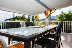 哥西尔Villa Au Coeur des Iles - Marina Gosier的餐桌、椅子和花瓶