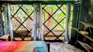 ein Zimmer mit Fenster und einem Bett in einem Zimmer in der Unterkunft Paraíso Ayahuasca Hotel & Tours in Puerto Nariño