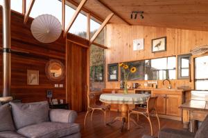 a kitchen and living room with a table and chairs at Casita Boutique en Cachagua, vista al mar y calma in Cachagua