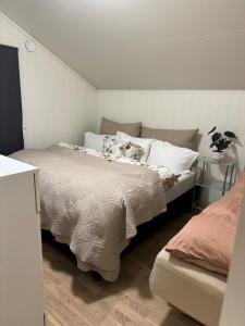 Postel nebo postele na pokoji v ubytování By the city center Free parking Newly renovated