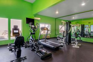 Fitness centrum a/nebo fitness zařízení v ubytování Best Western Plus Grapevine Inn