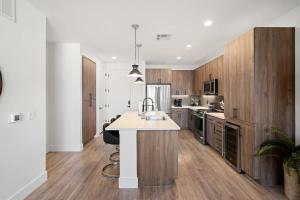cocina con armarios de madera y encimera blanca en Scottsdale Kierland, en Scottsdale
