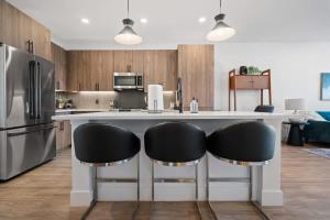 una cocina con 2 sillas negras en un mostrador en Scottsdale Kierland, en Scottsdale
